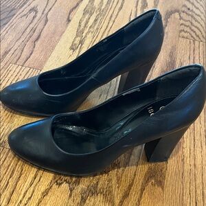 Isola Black Pumps size 7 classic corpcore business casual 3.5 inch heel preppy